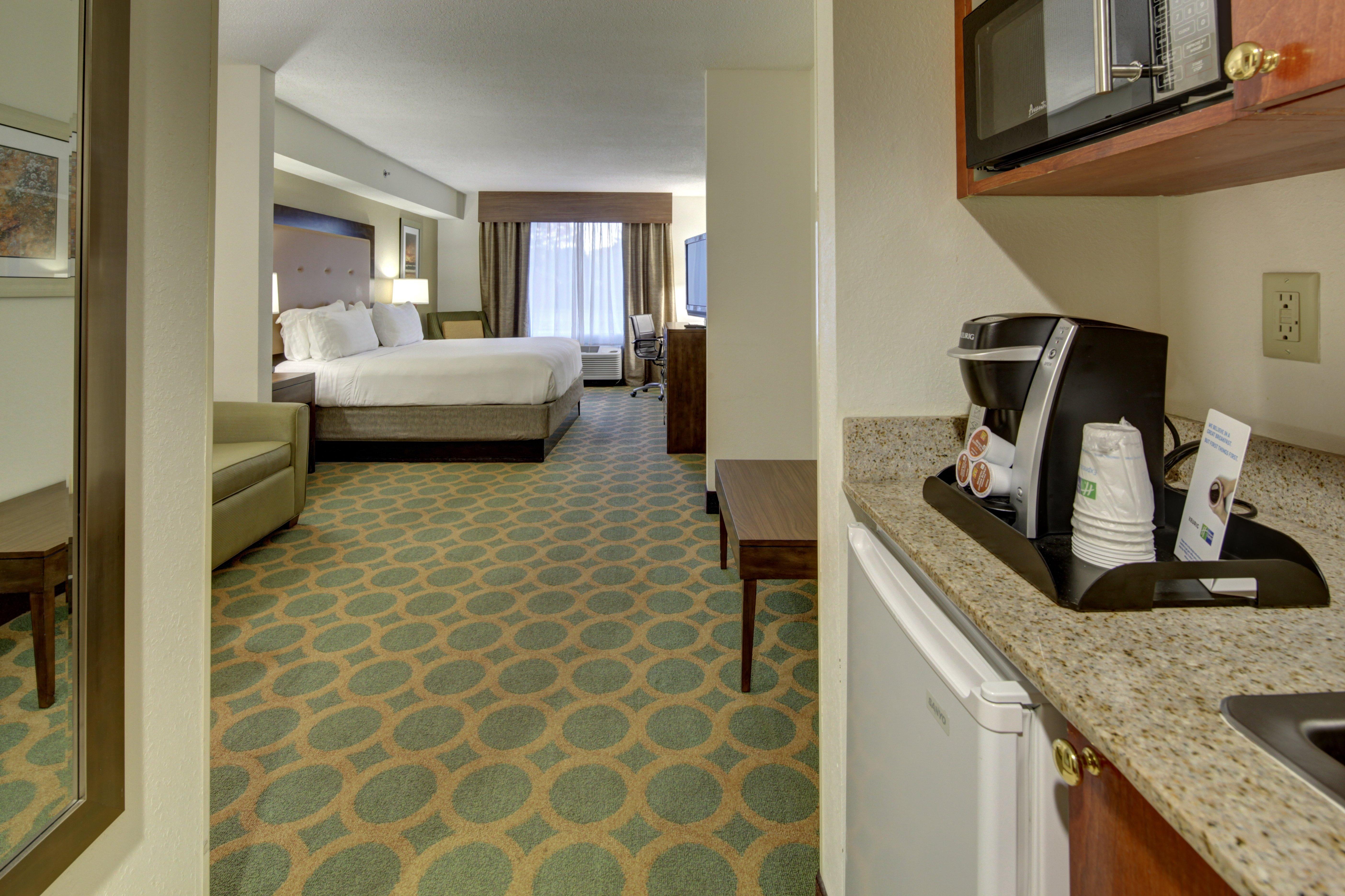 Holiday Inn Express Hotel & Suites Emporia By Ihg Exterior photo