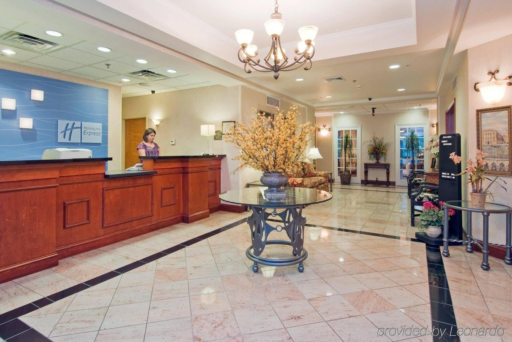 Holiday Inn Express Hotel & Suites Emporia By Ihg Exterior photo